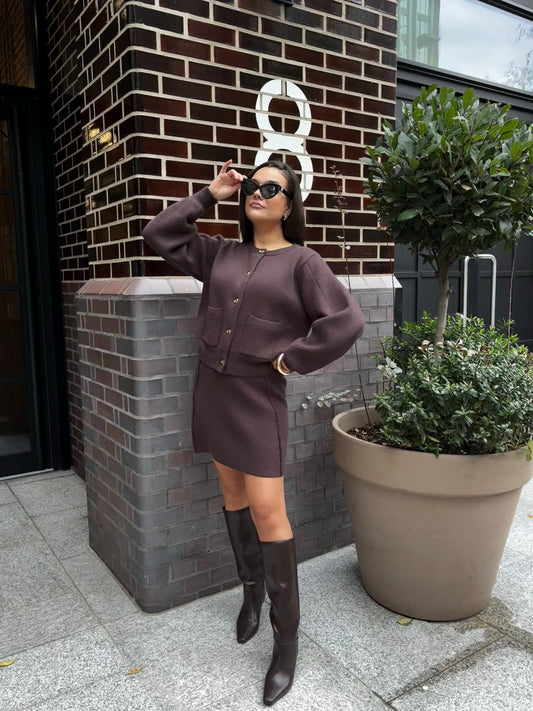 Ensemble marron cardigan et jupe courte