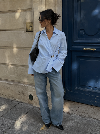 Chemise en coton bleue ciel croisée à boutons dorés