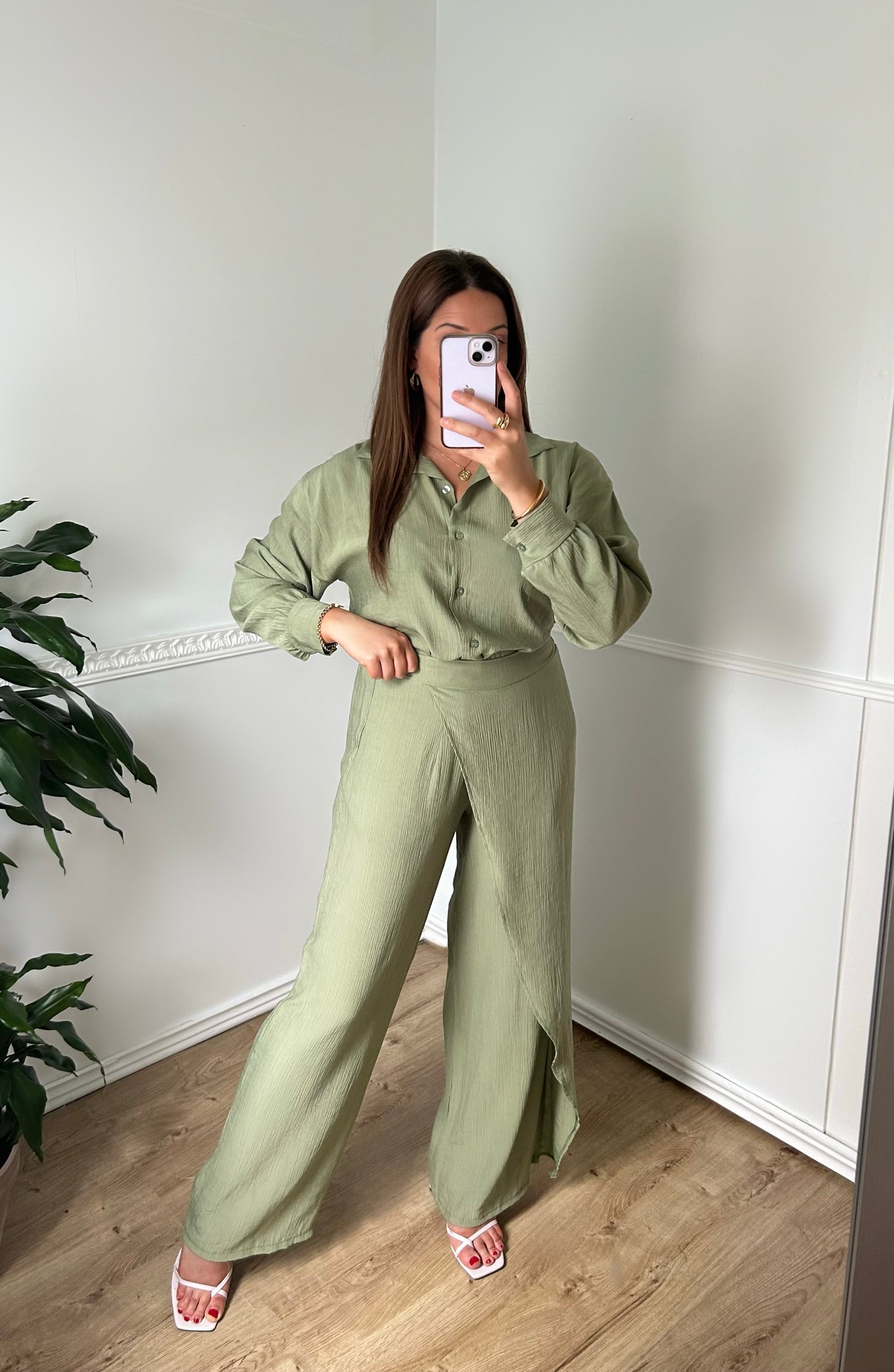 Ensemble pantalon et chemise longue plissée vert tilleul