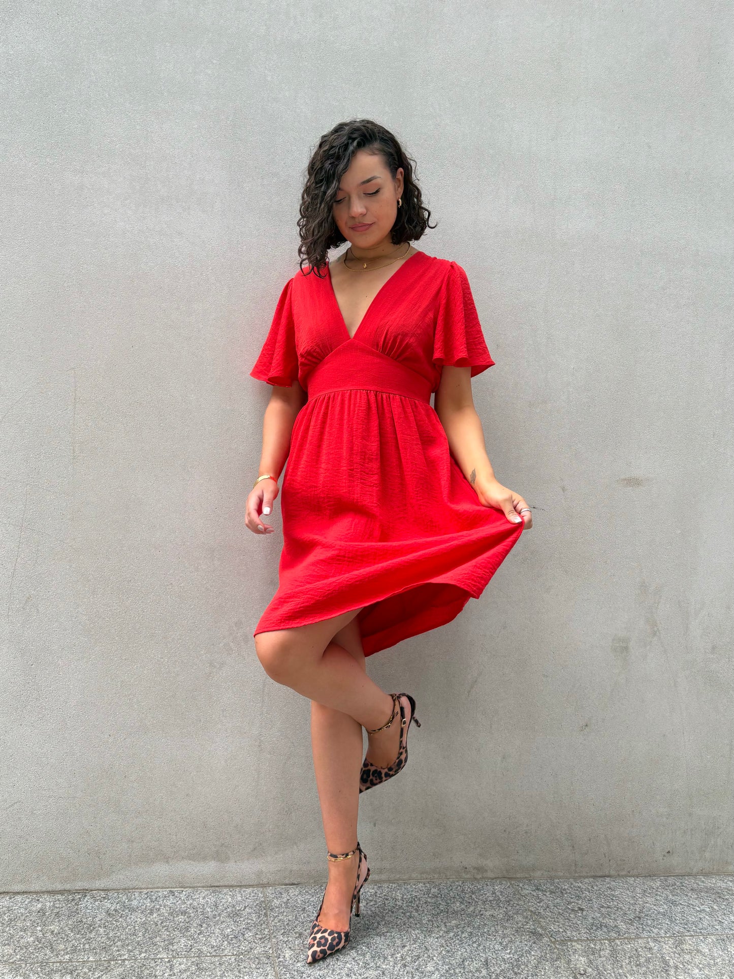Robe courte décolletée dans le dos rouge