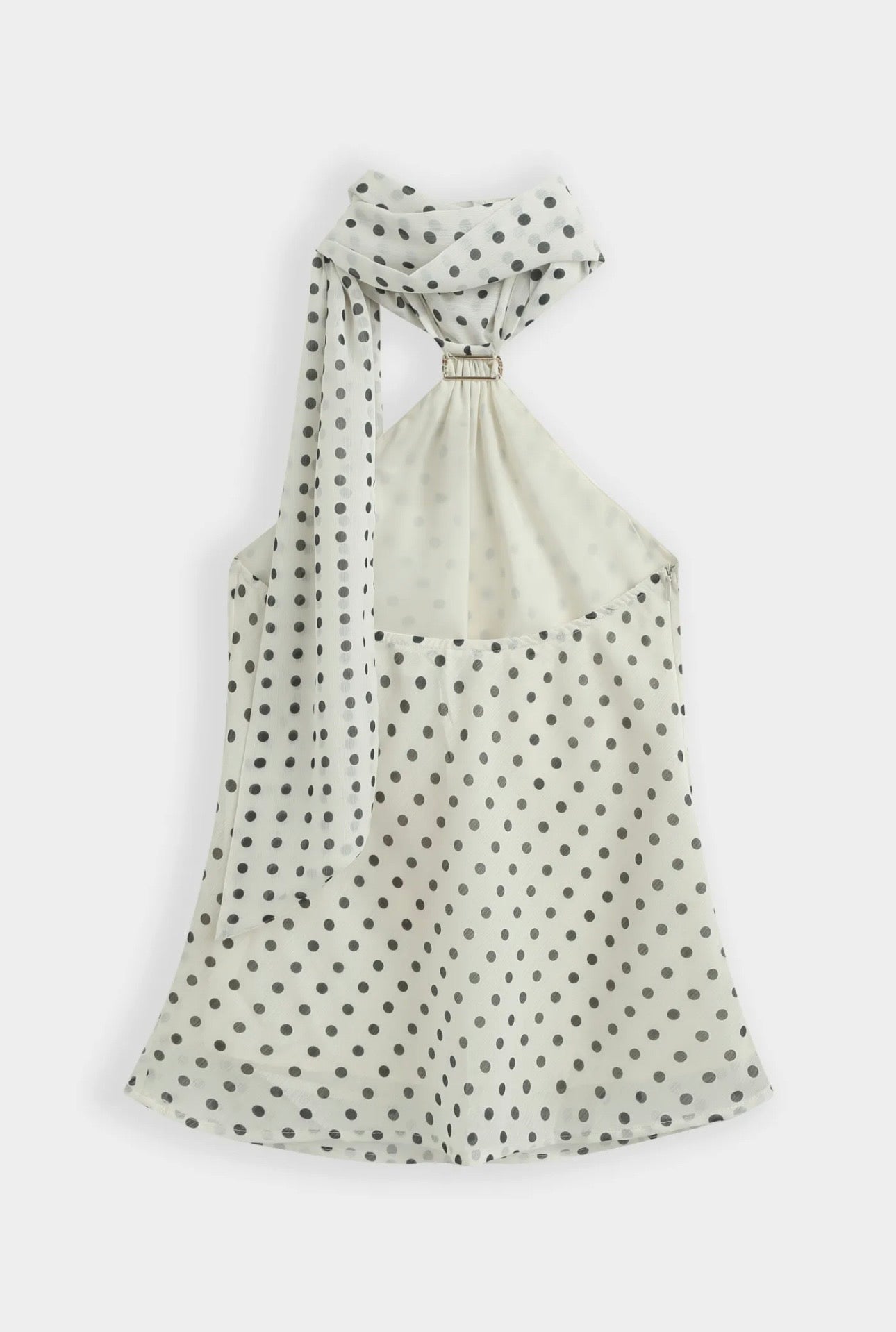 Top ivoire à pois noir col foulard orné d’une broche dorée