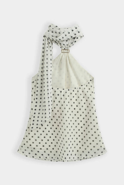 Top ivoire à pois noir col foulard orné d’une broche dorée