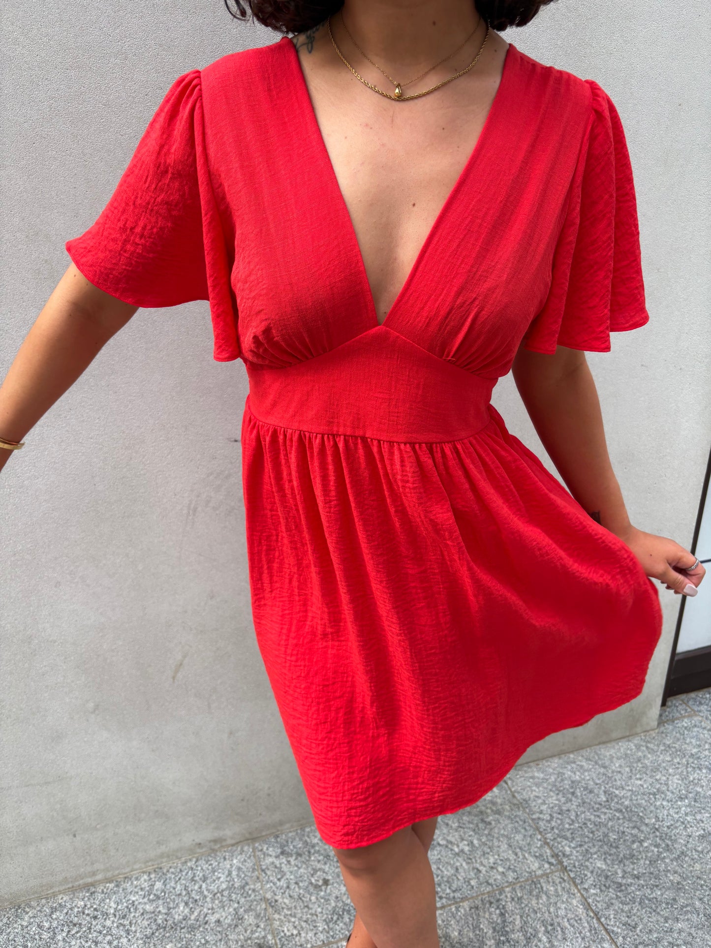 Robe courte décolletée dans le dos rouge