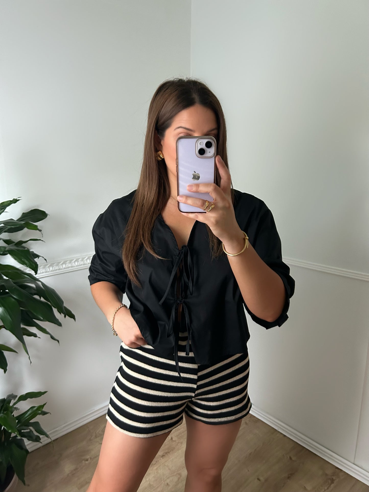 Blouse noire col V à nouer sur le devant