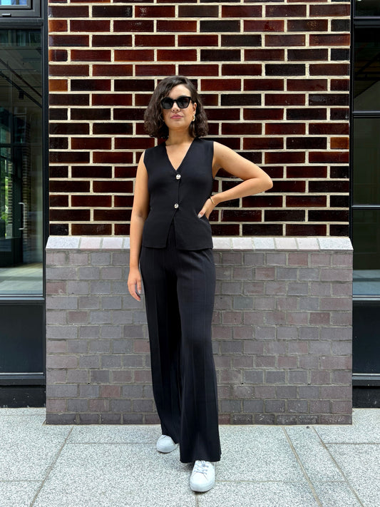 Ensemble en maille noir gilet sans manches boutons dorés et pantalon évasé
