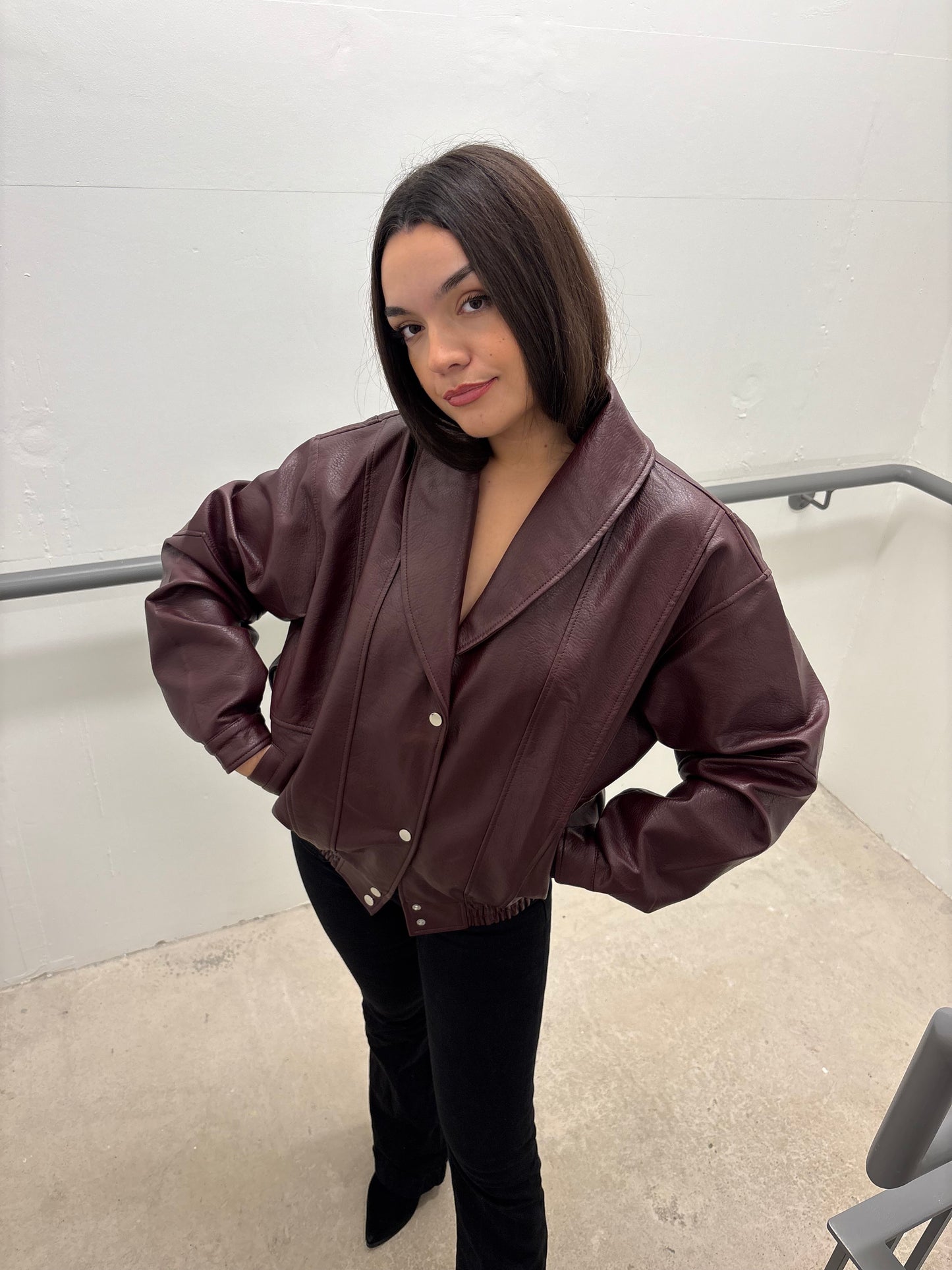 Veste en cuir oversize bordeaux