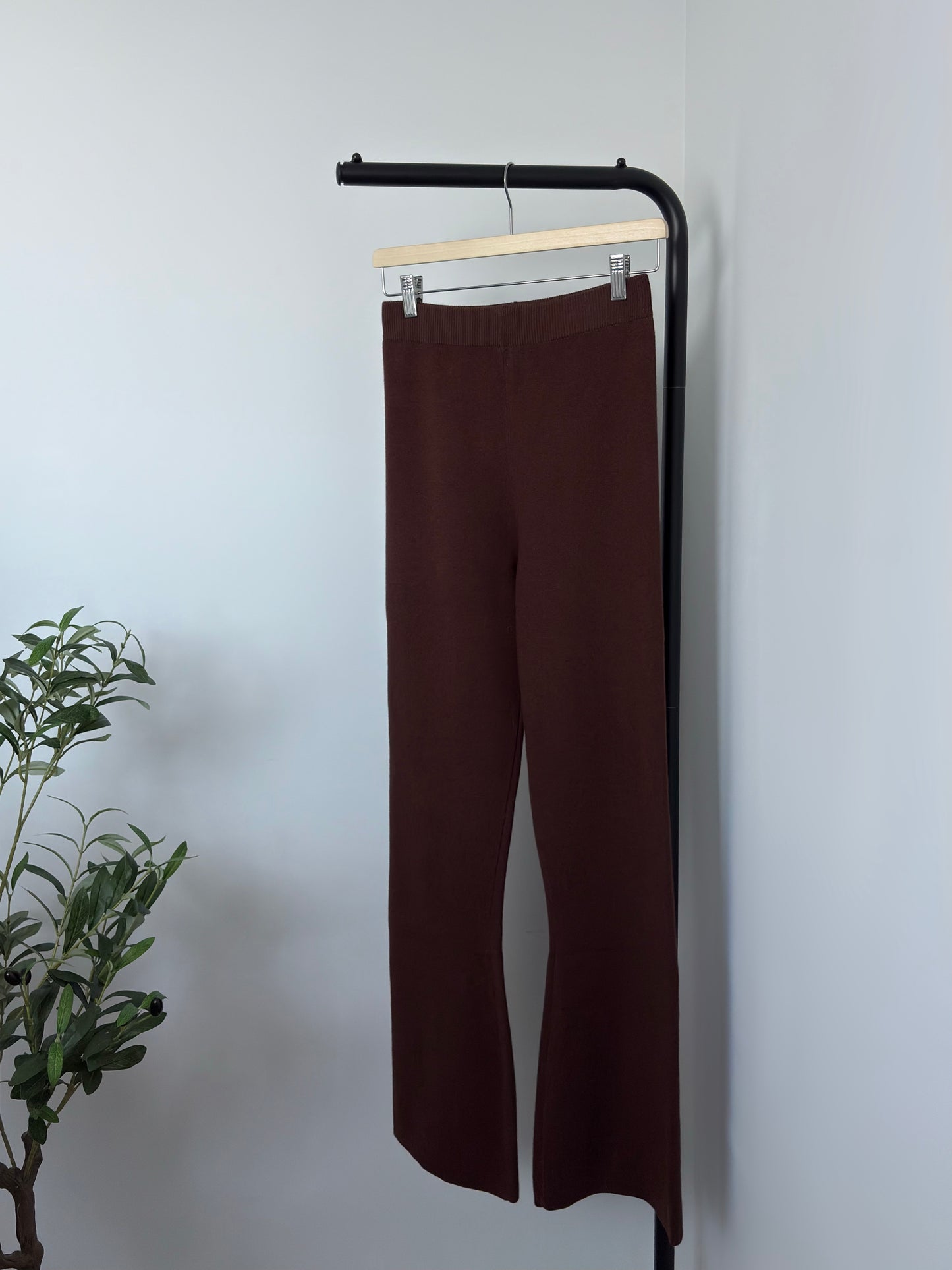 Ensemble marron pull cardigan à volant et pantalon évasé