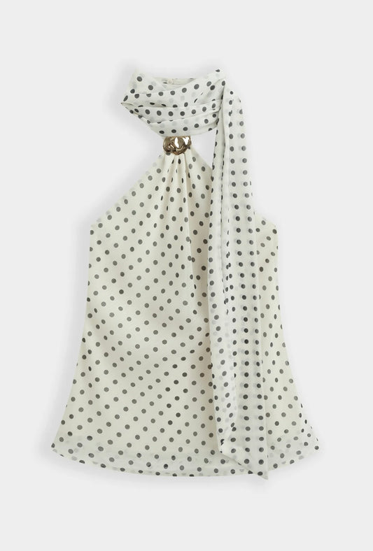 Top ivoire à pois noir col foulard orné d’une broche dorée