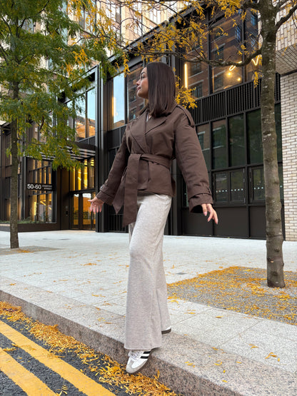 Trench coat court marron avec ceinture