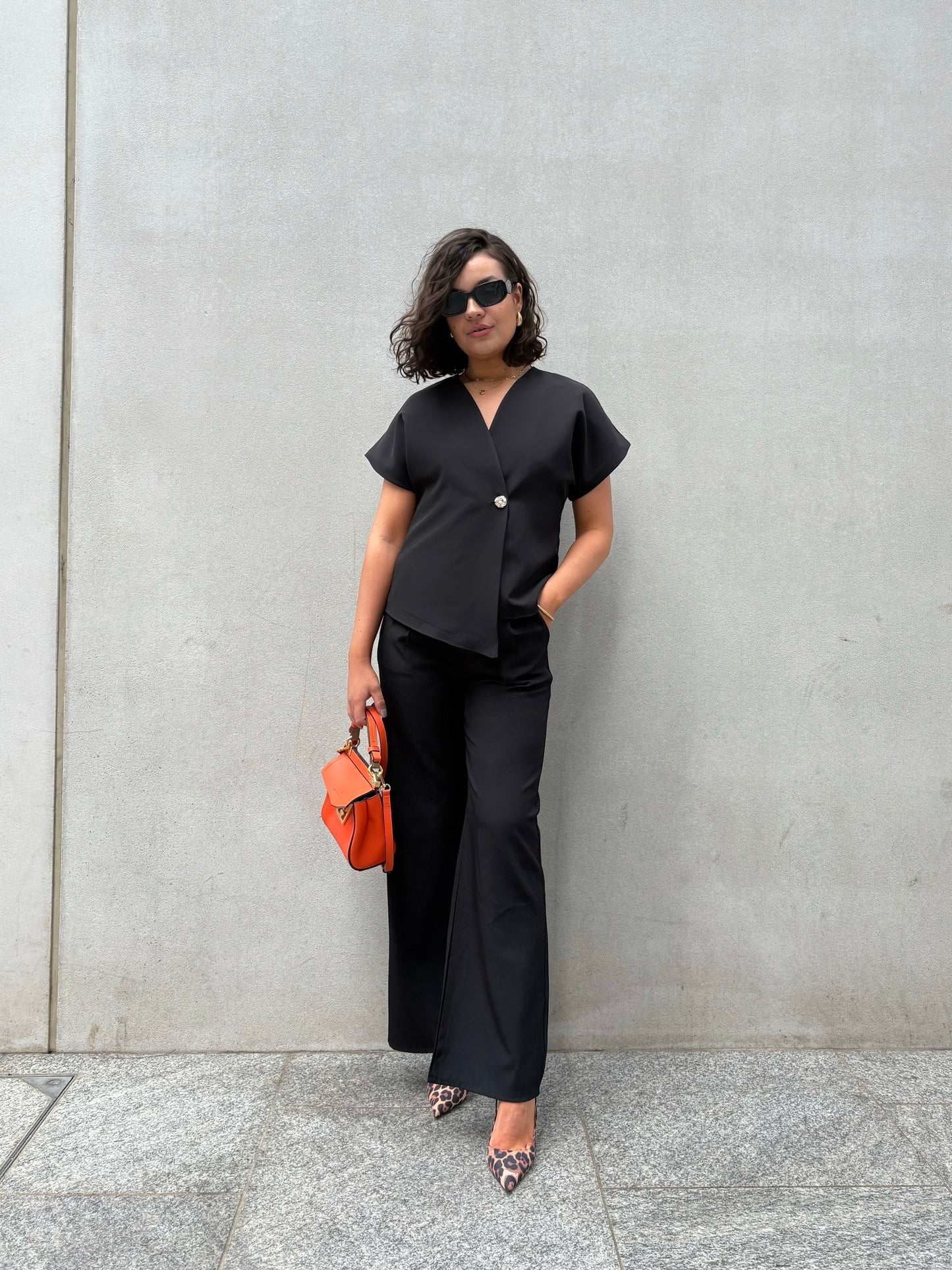 Blouse asymétrique manches courtes bouton doré