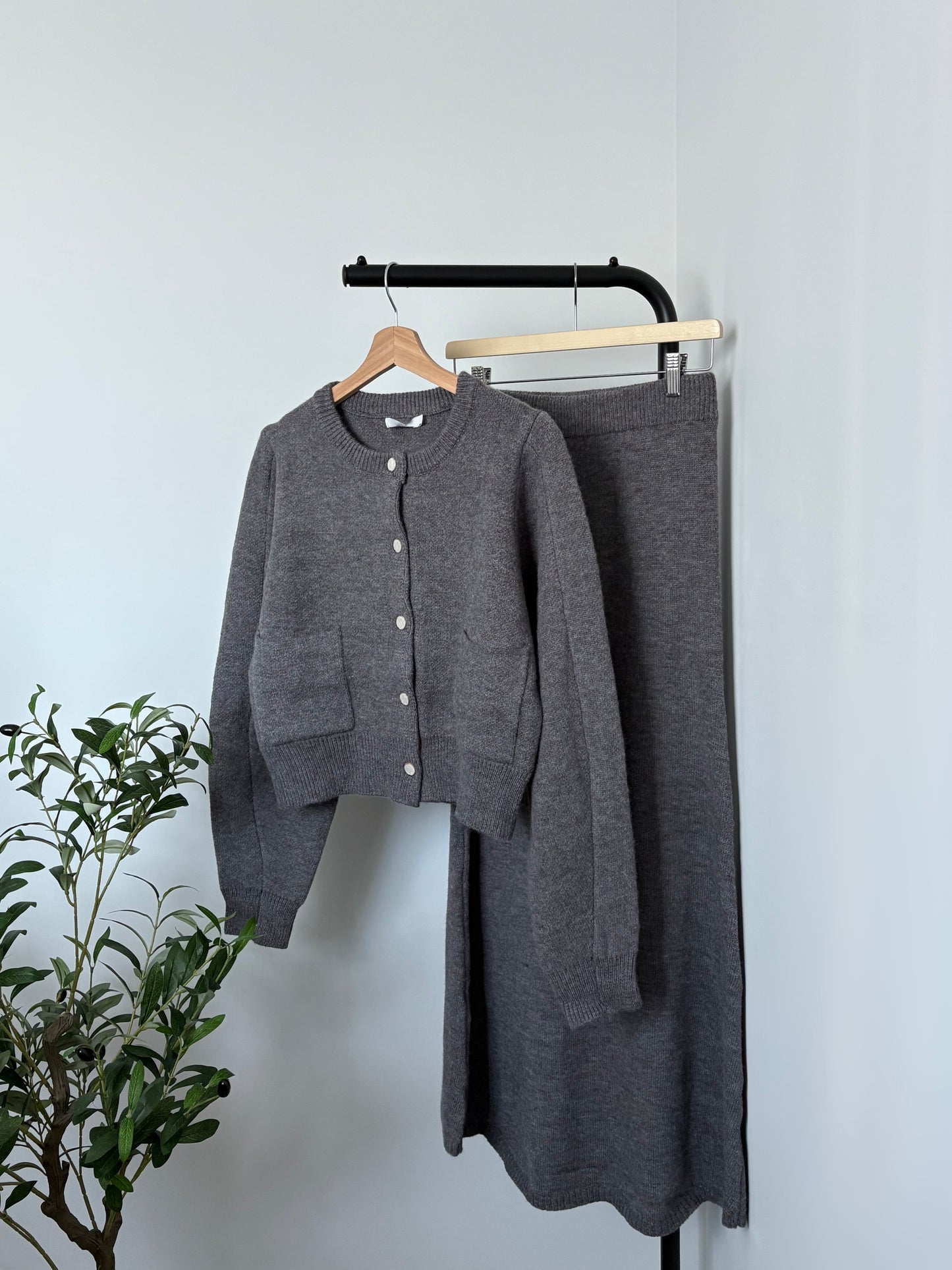 Ensemble gris cardigan et jupe longue