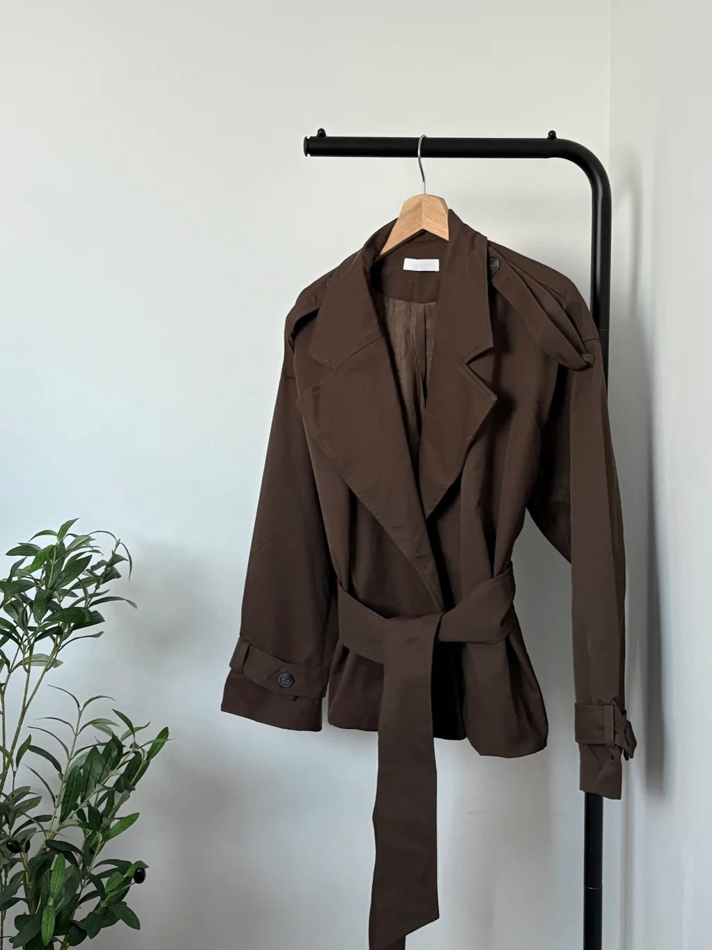 Trench coat court marron avec ceinture