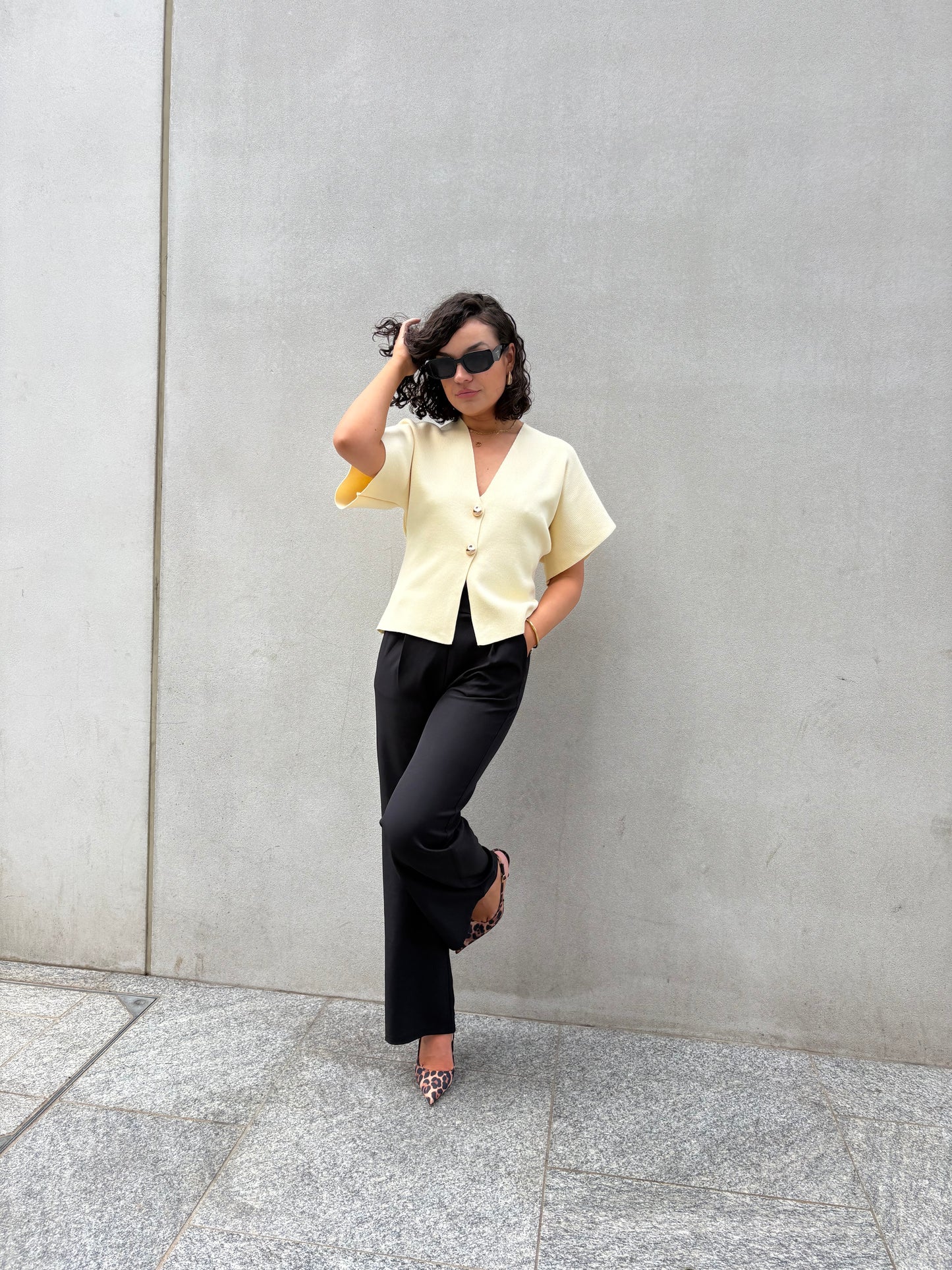 T-shirt en maille jaune pastel boutons dorés