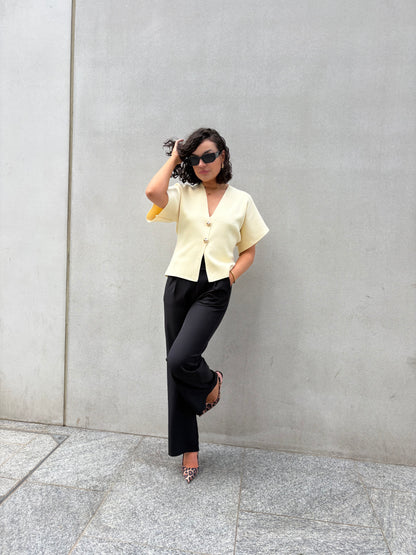 T-shirt en maille jaune pastel boutons dorés