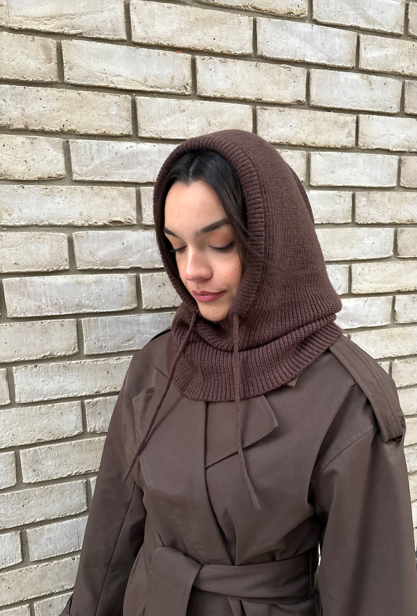 Cagoule marron en maille avec liens resserables