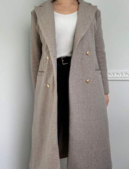 Le Manteau Long à Boutons Dorés Taupe