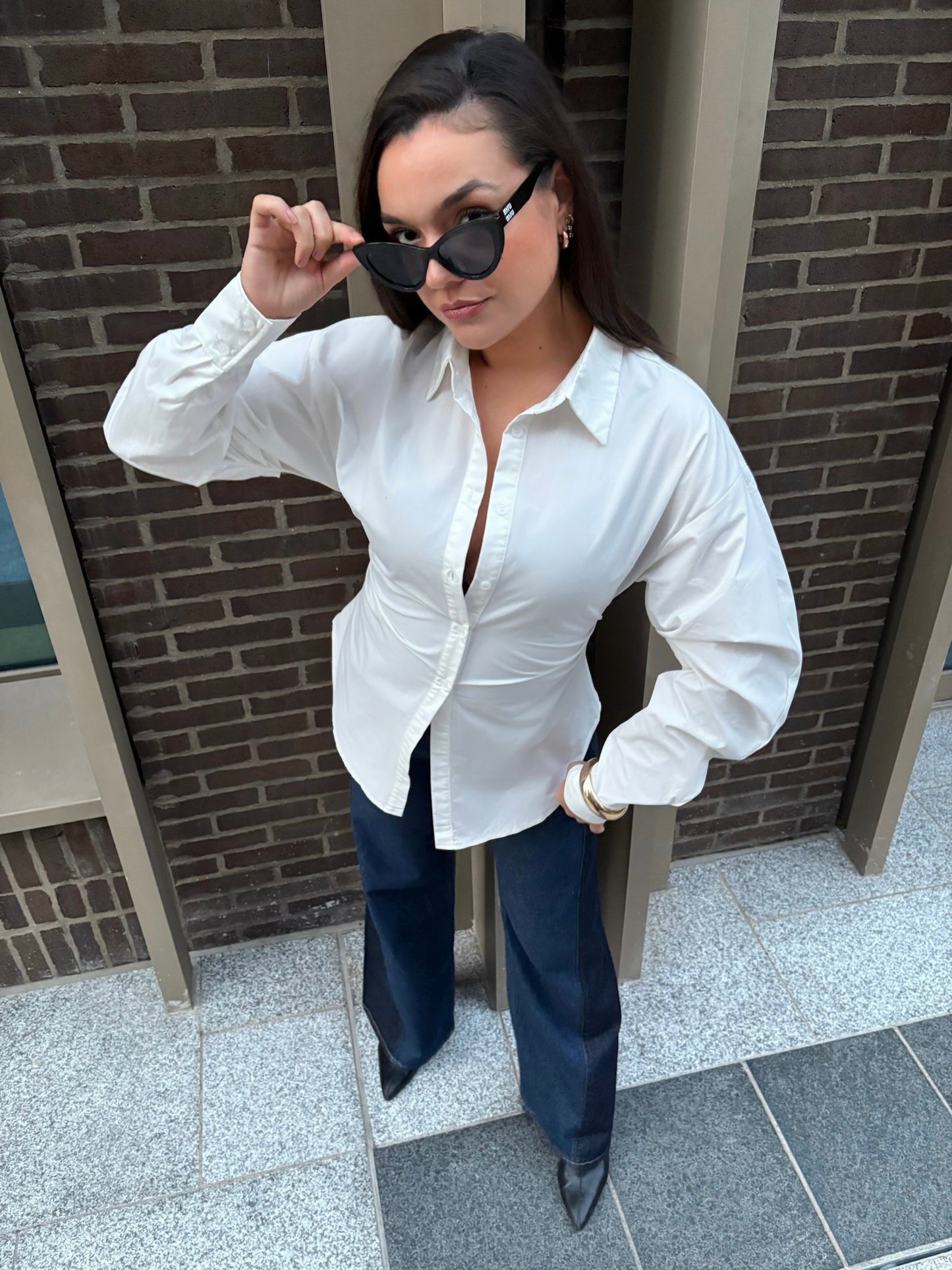 White mid-length fitted shirt