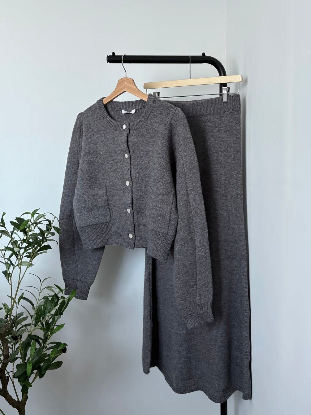 Ensemble gris cardigan et jupe longue