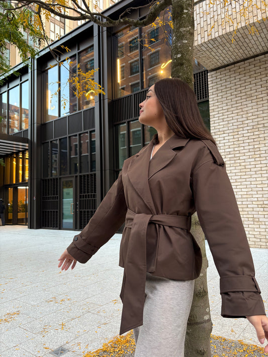 Trench coat court marron avec ceinture