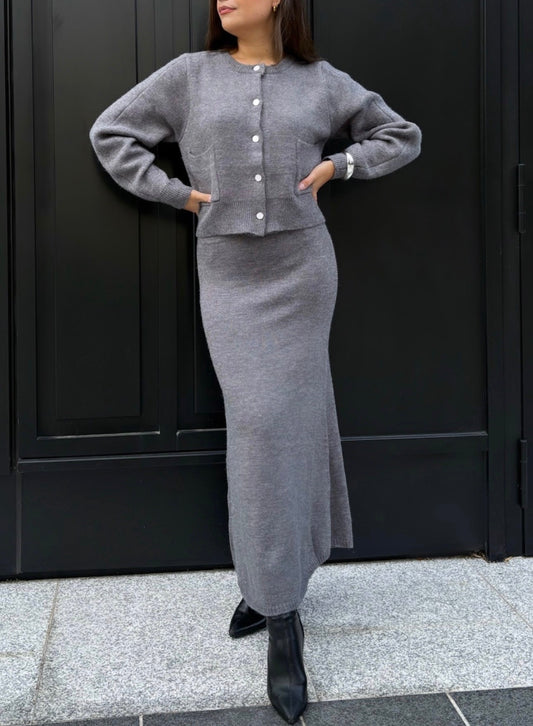 Ensemble gris cardigan et jupe longue