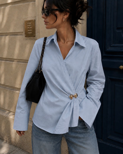 Chemise en coton bleue ciel croisée à boutons dorés