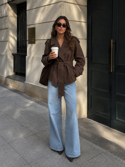 Trench coat court marron avec ceinture