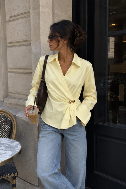 Chemise en coton jaune pale croisée à boutons dorés