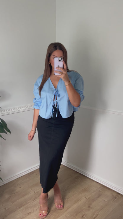 Blouse bleu ciel col V à nouer sur le devant