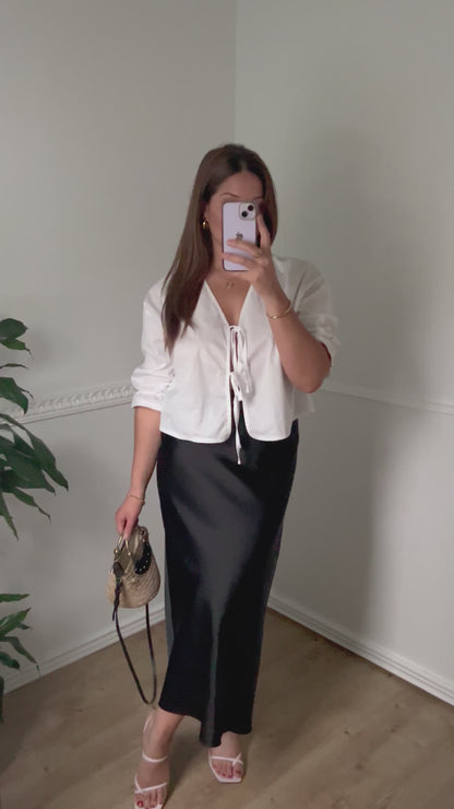 Blouse blanche col V à nouer sur le devant