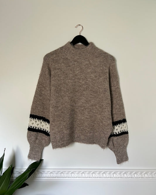 Fluffy taupe sweater with embroidered sleeves