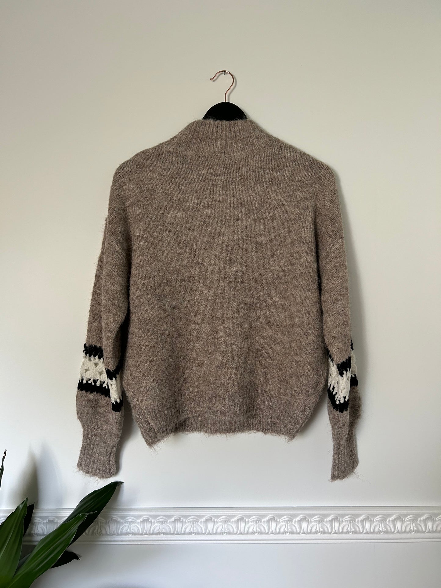 Fluffy taupe sweater with embroidered sleeves