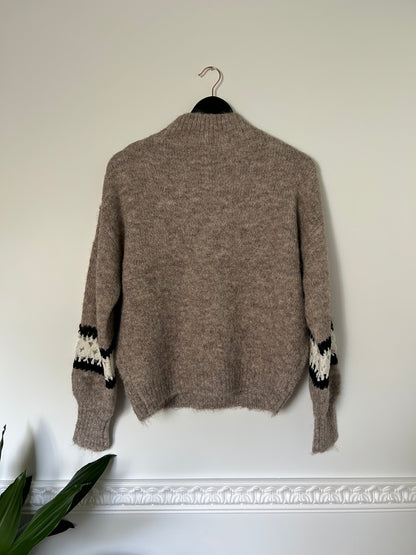 Fluffy taupe sweater with embroidered sleeves