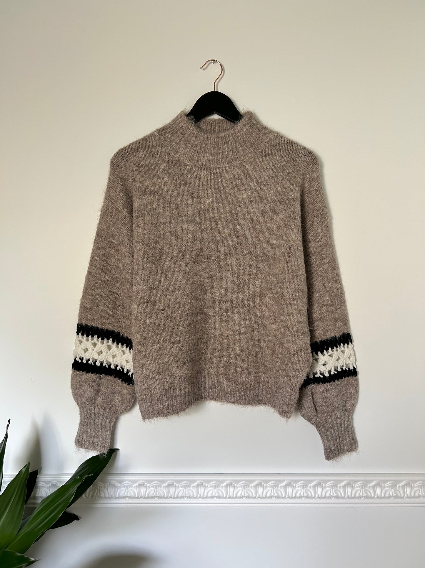 Fluffy taupe sweater with embroidered sleeves