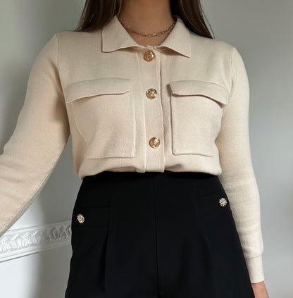 Cardigan beige à gros boutons dorés